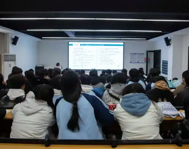 心理环境给后进生以鼓舞和希望也能使教育的力量和作用充分发挥