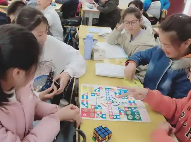 多元化的投入机制丰富课间15分钟的活动类型激发学生的活动热情