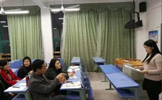 孩子和同学争论问题有时甚至吵起来这是学术上的讨论不是吵架