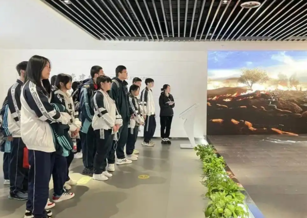 联动企业与高校建立成长渠道为学生提供多元化开展路径