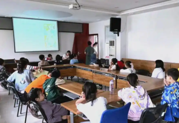 把勇于奋斗敢于贡献的体育精力作为推进教育继续进步的动力基因