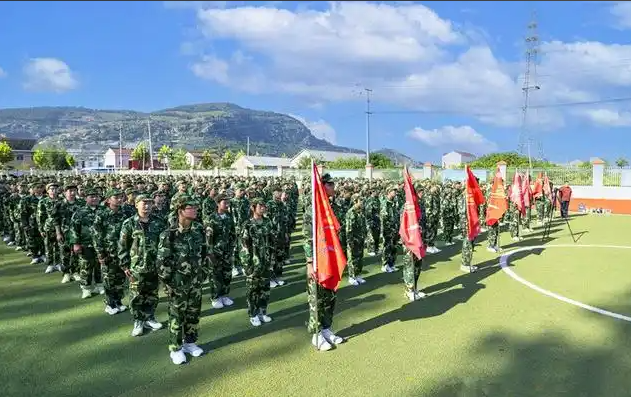 高等校园应重视军事训练将讲堂教育和军事训练有机结合起来