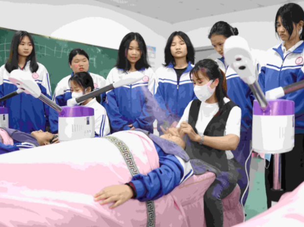 为学生提供探索与调整的缓冲带既回应了家长对学生升学的期待