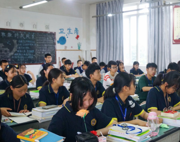 实际操作在内的多样化职业启蒙课程满足不同学生的兴趣需求
