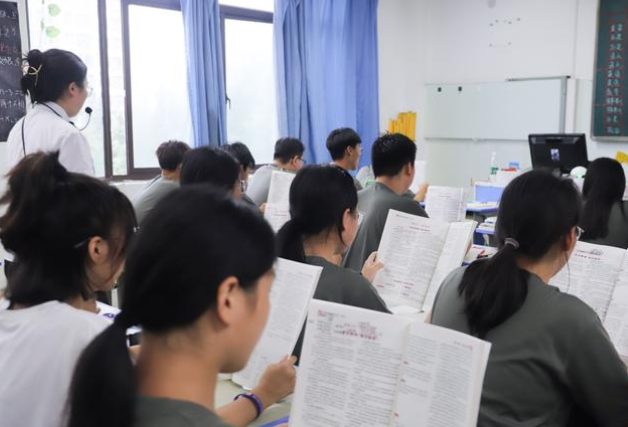 体现在讲堂教育的精准化上更体现在优质教育资源的广泛共享中