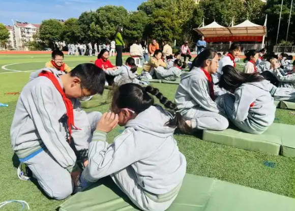 数学科课程让学生们在同步讲堂上与隶属学校的学生同上一堂课
