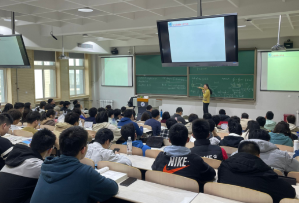 玩命的中学快乐的大学的阶段性异化折射出教育生态的深层矛盾