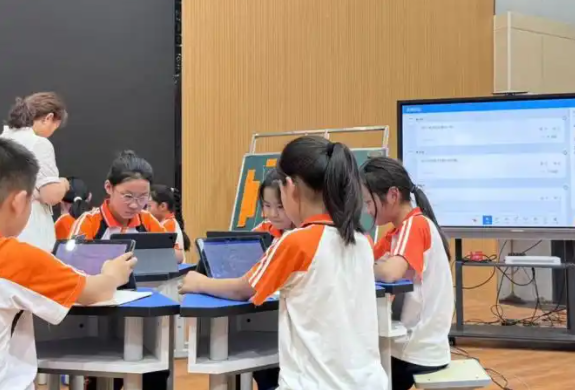 构建了覆盖学生学习全流程满足多维度需求的智能化学习环境