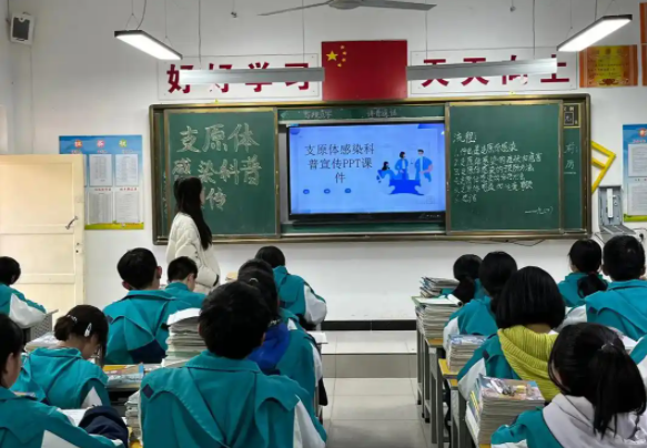 打破传统课堂让老师从讲台前走到了学生后从教师主导到学生主场