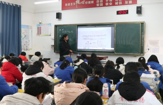 教育数字化人工智能赋能变化技术革命的步伐非常快有很大不同