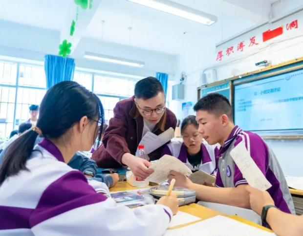 沁润每个心灵以学生为本打造高效讲堂师生结对定制学科成长方案